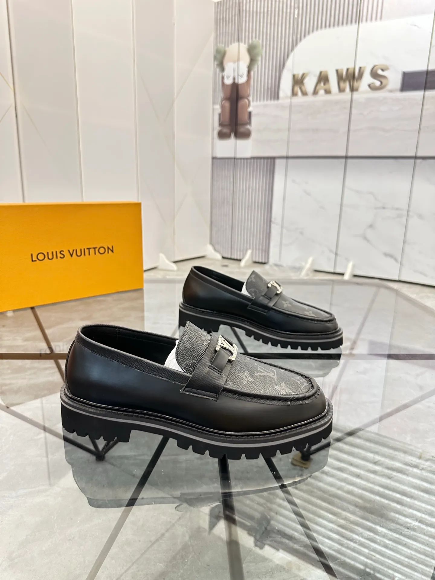 Selling men's shoes 💰: 💰P460¥ Product trademark: LV* "Louis Vuitton*" leather shoes Regular size: 40-45 (can be customized to 46) Product materials: imported cowhide upper, sheepskin lining, original outsole. Number: 558